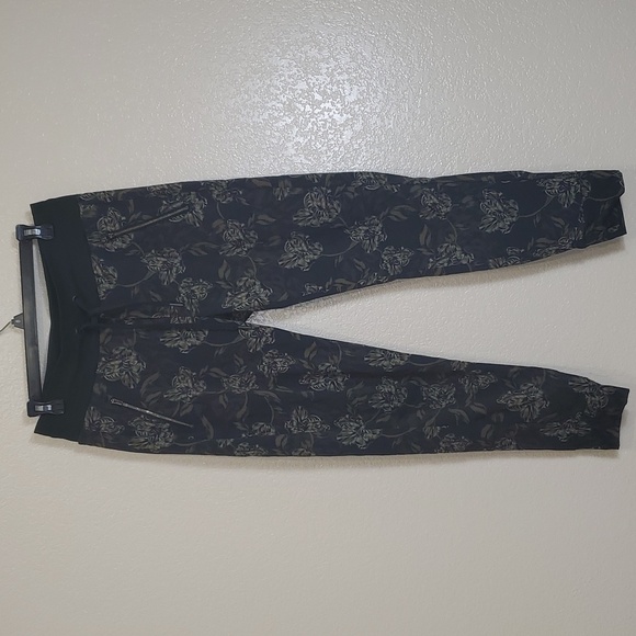 Athleta Women's Olive Floral Trekkie North Printed Jogger Size 6 Athleisure - Picture 1 of 8